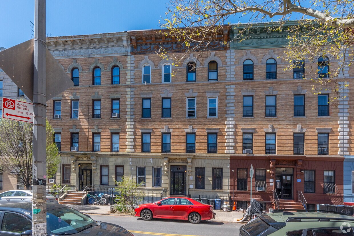 Building Photo - 66 Patchen Ave