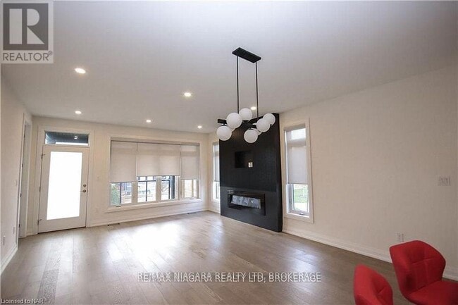 Building Photo - 9150 Willoughby Dr