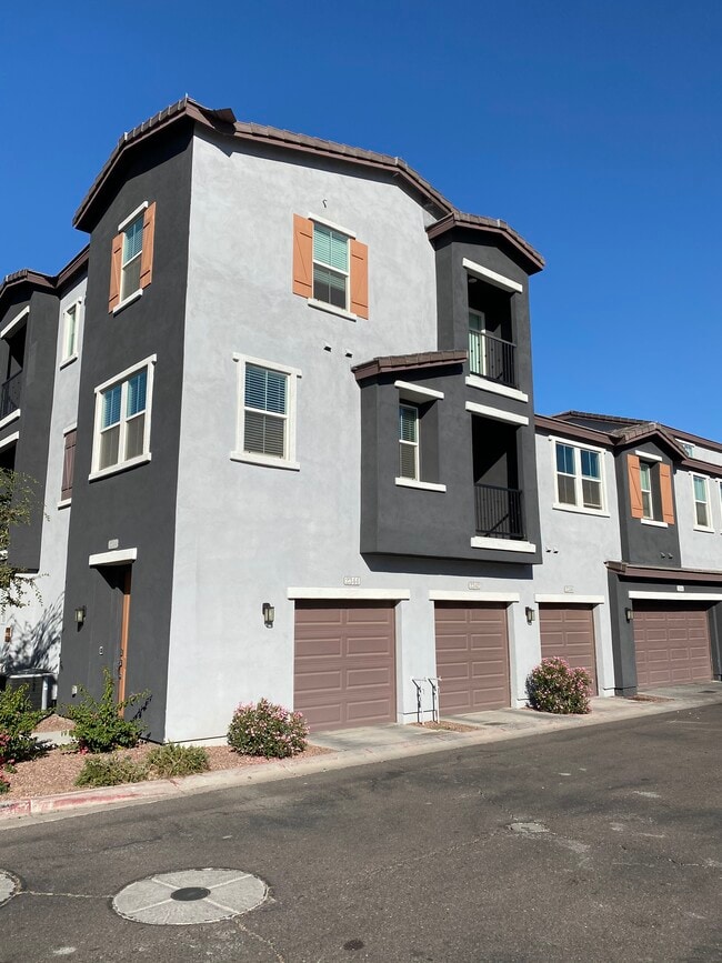 Exterior - 2344 E Huntington Dr
