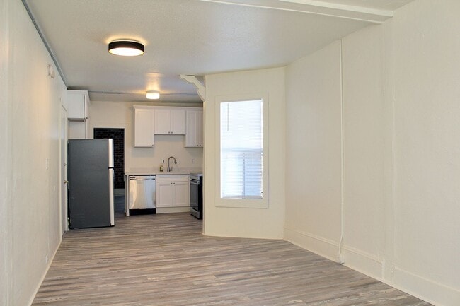 Building Photo - 843 N Knott St