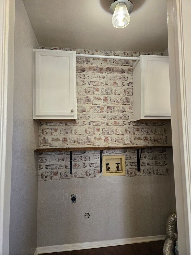 Building Photo - Pet Friendly Three Bedroom Home **Move In ...