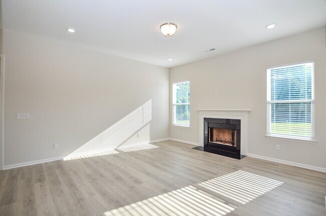 Foto del edificio - Brand-New 5 Bedroom Rental Home in Lake Shore, Tega Cay