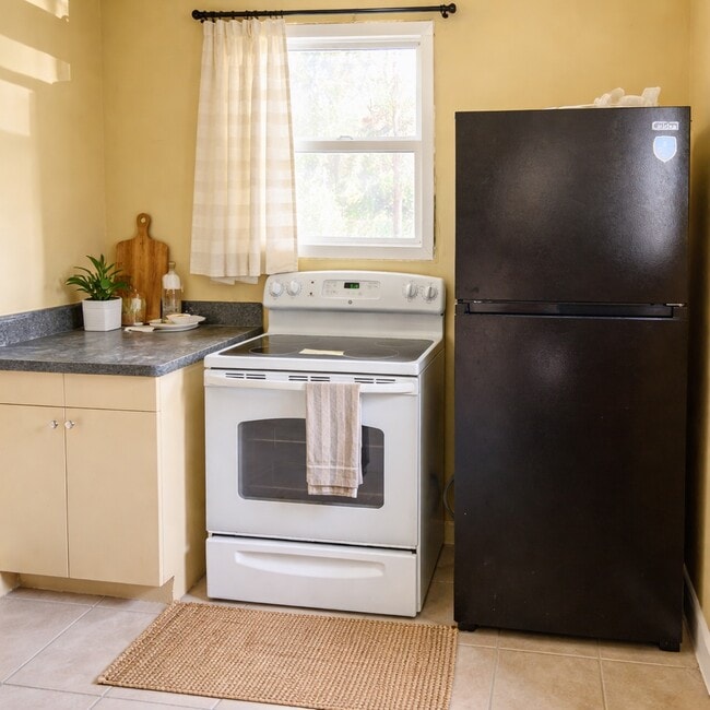 Building Photo - 518 N Tamarind Ave