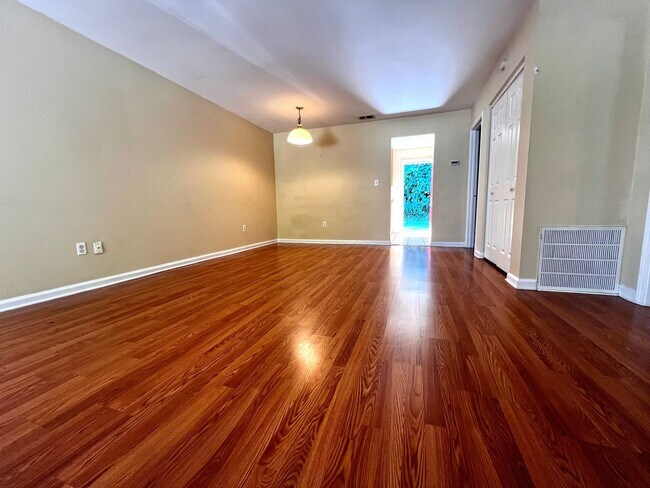 Building Photo - 652-B WHITEHALL RD | 2 BED 2 BATH AVAILABL...