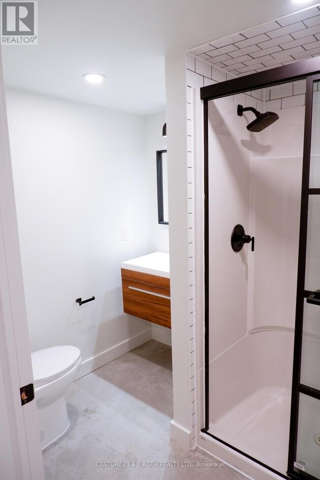 Building Photo - 1370 Killarney Beach Rd