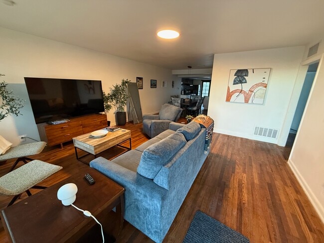 Building Photo - 2924 Piedmont Dr