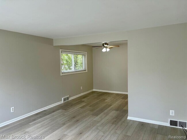 Foto del edificio - 297 E 14 Mile Rd