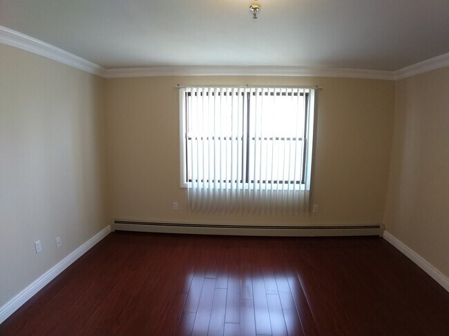 Building Photo - 4905 Park Ave #3D