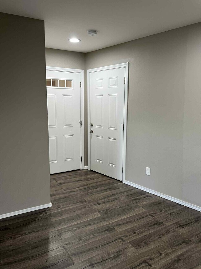 Building Photo - 1645 NE Grandview Blvd