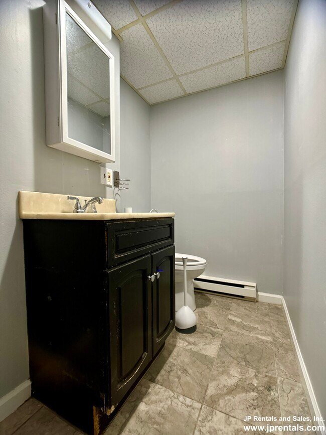 Building Photo - 638 Canterbury St