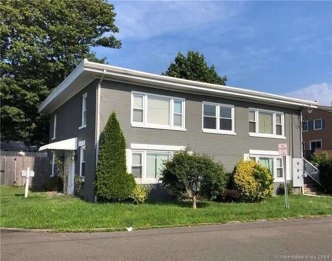 Foto del edificio - 90 Iroquois Rd