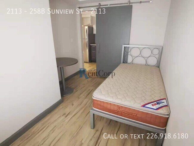 Building Photo - 258B-258B Sunview St