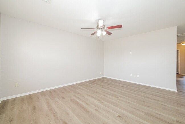 Foto del edificio - 1933 Creekridge Dr