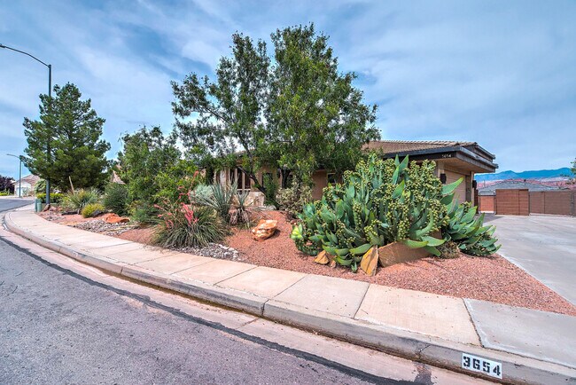 Building Photo - Gorgeous, Custom 4 bed, 3 bath Pet-Friendl...