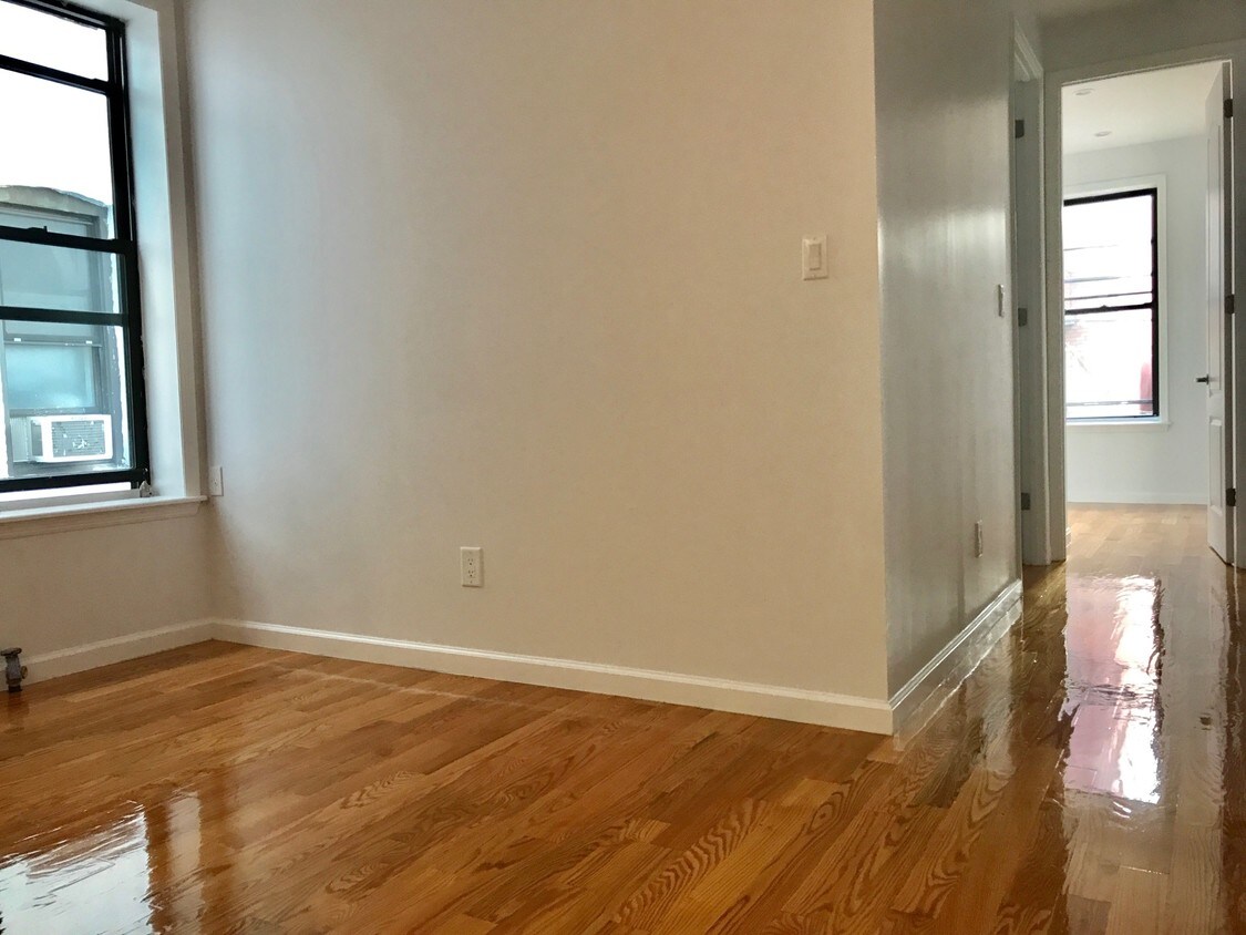 Primary Photo - 35 Diamond St