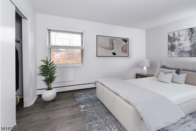 Building Photo - 525 Main St