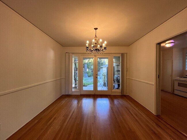 Foto del edificio - S of the Blvd 2+1.5 w/backyard, bonus spac...