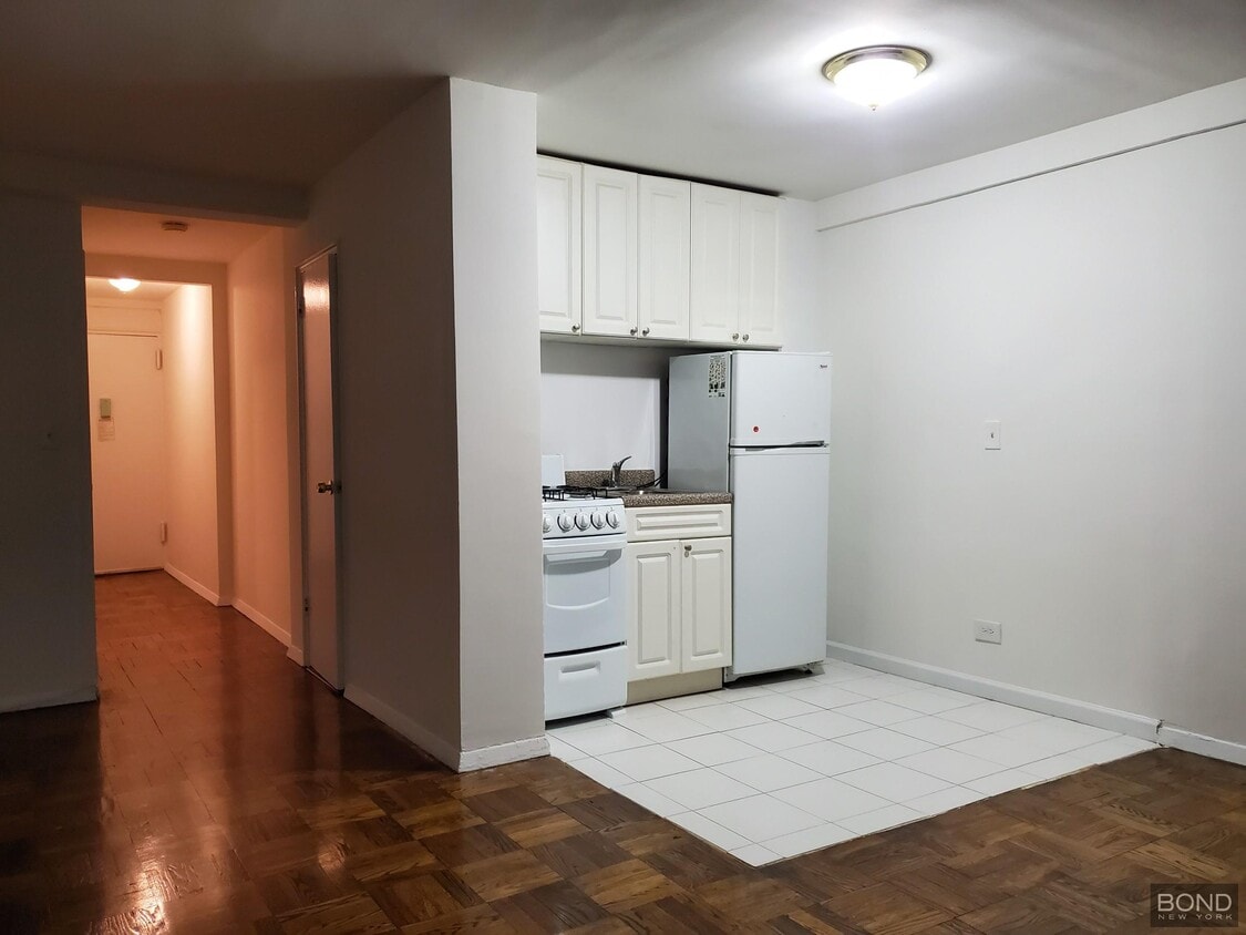 Building Photo - 160 E 55th St