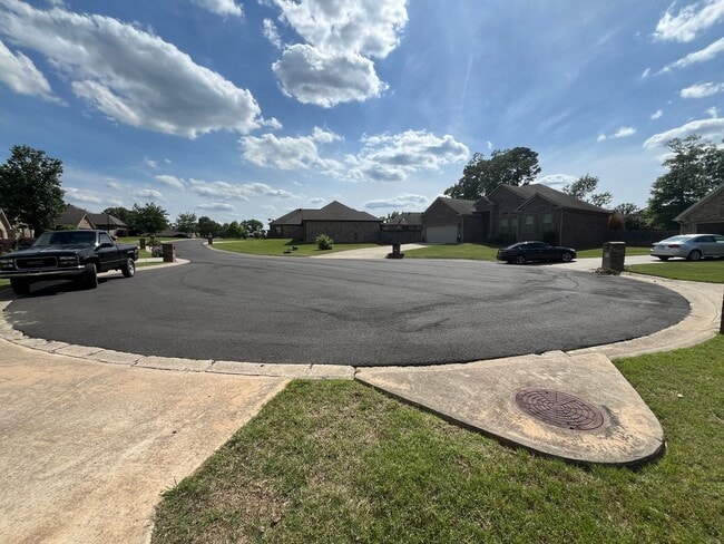 Building Photo - New Listing!