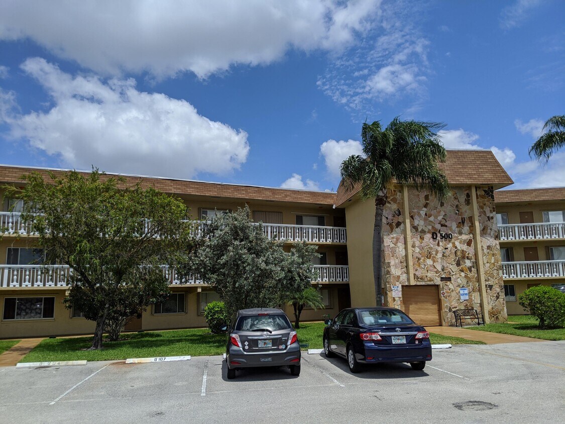 Foto principal - 500 Village Green Cir W