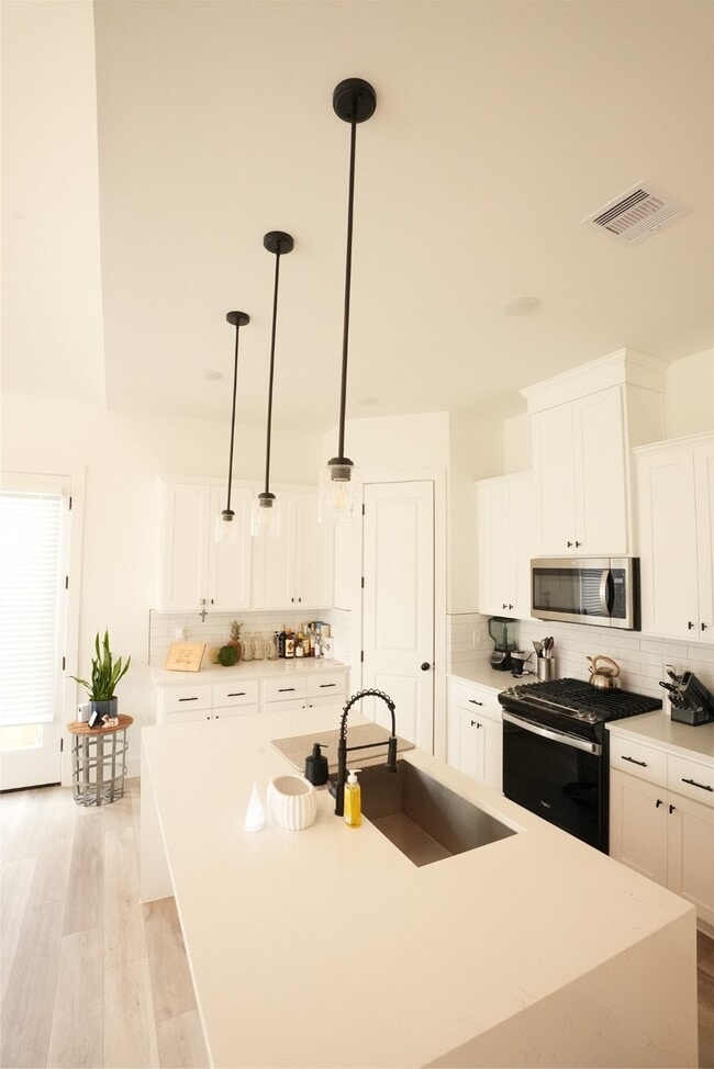 Building Photo - 2406 Mann St