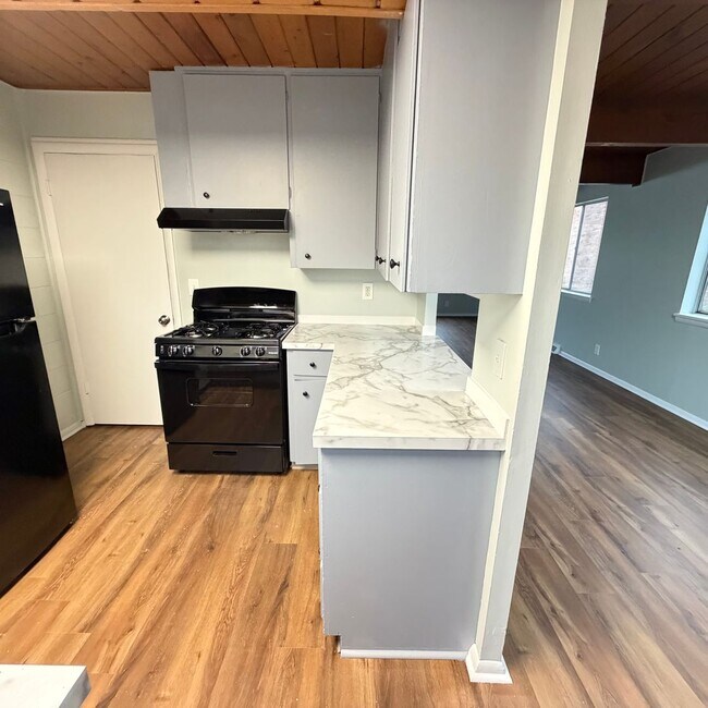 Foto del edificio - Remodeled - Two Bedroom Townhome on the NE Side of Grand Rapids