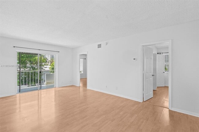 Building Photo - 2900 Banyan St