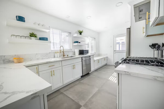 Foto del edificio - 3538 Roslyn St