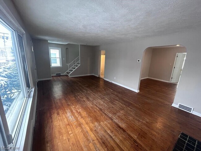 Building Photo - 4021 Bushnell Rd