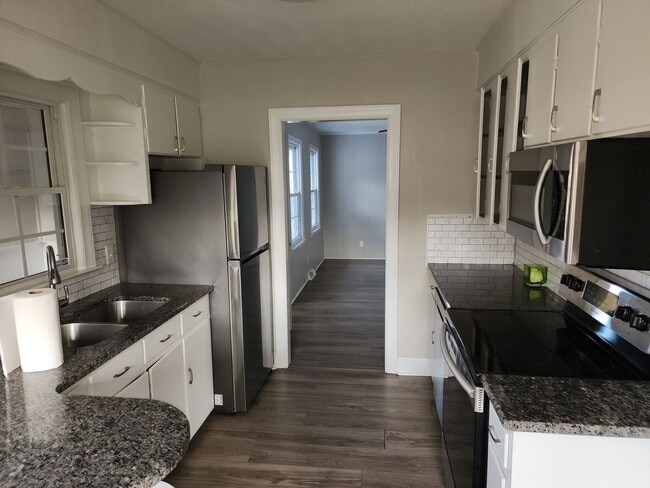 Building Photo - 3 bed 2 bath Rental