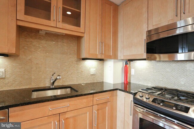 Foto del edificio - 8220 Crestwood Heights Dr