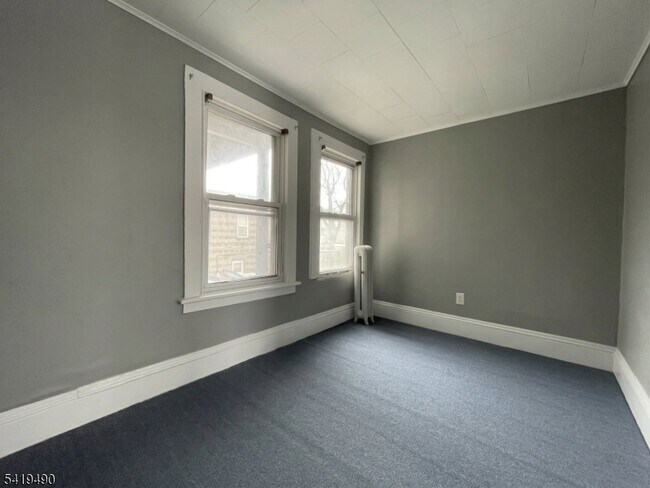 Building Photo - 307 Main St