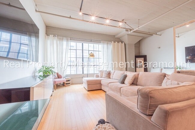 Downtown Art District Studio for Rent | High Ceilings, Hardwood, In-Unit Laundry - Downtown Art District Studio for Rent | High Ceilings, Hardwood, In-Unit Laundry Apartment