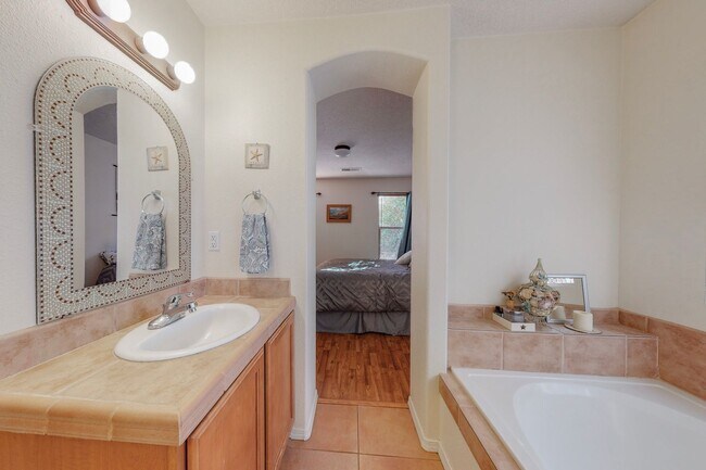 Building Photo - NE ALB ACRES BEAUIFUL 4 Bedroom  2/STORY 3...