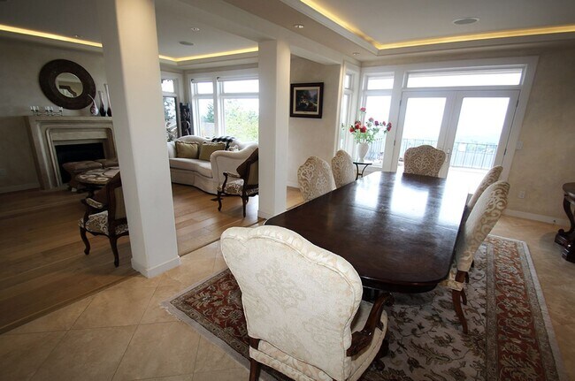 Building Photo - LUXURY 4 BEDROOM BELLEVUE HOME IN ‘THE SUM...