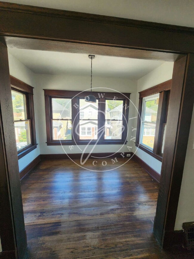Foto del edificio - Spacious upper unit 2 bed 1 bath! Convenie...