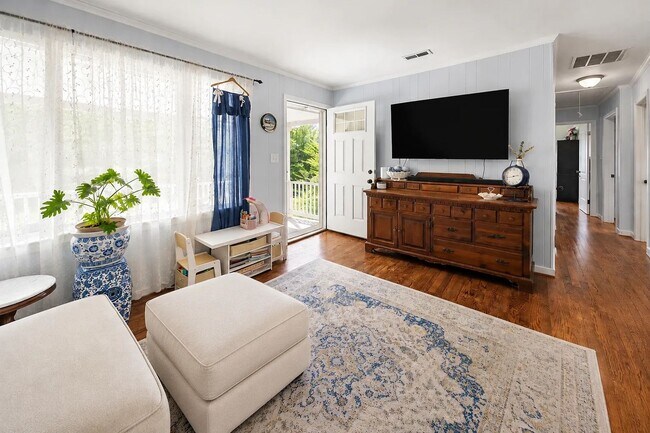 Foto del edificio - Dog-Friendly Updated Brick Rancher with Large Shaded Backyard
