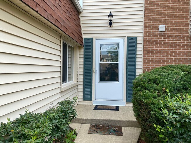 Foto del edificio - 502 Monroe Rd