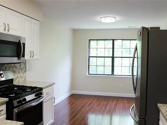 Foto del edificio - 1512 Green Hollow Dr