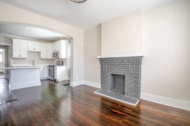 Building Photo - Charming Renovation in the HEART of DOGTOWN!