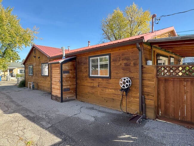 Building Photo - Fully Furnished - Long Term - Adorable Cab...