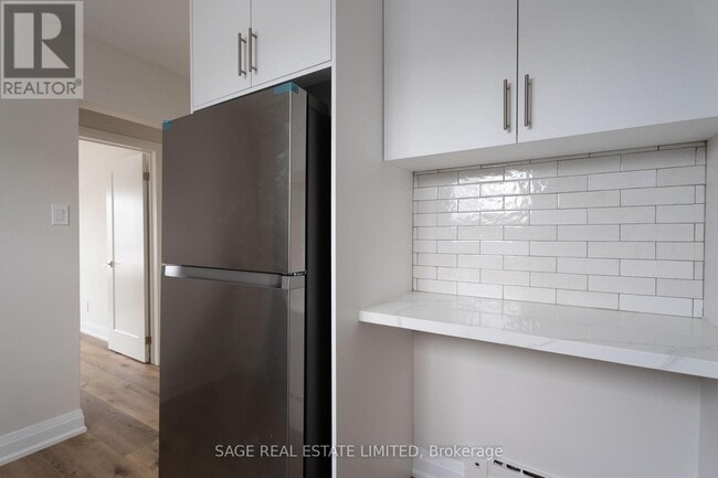 Building Photo - 366 Royal York Rd