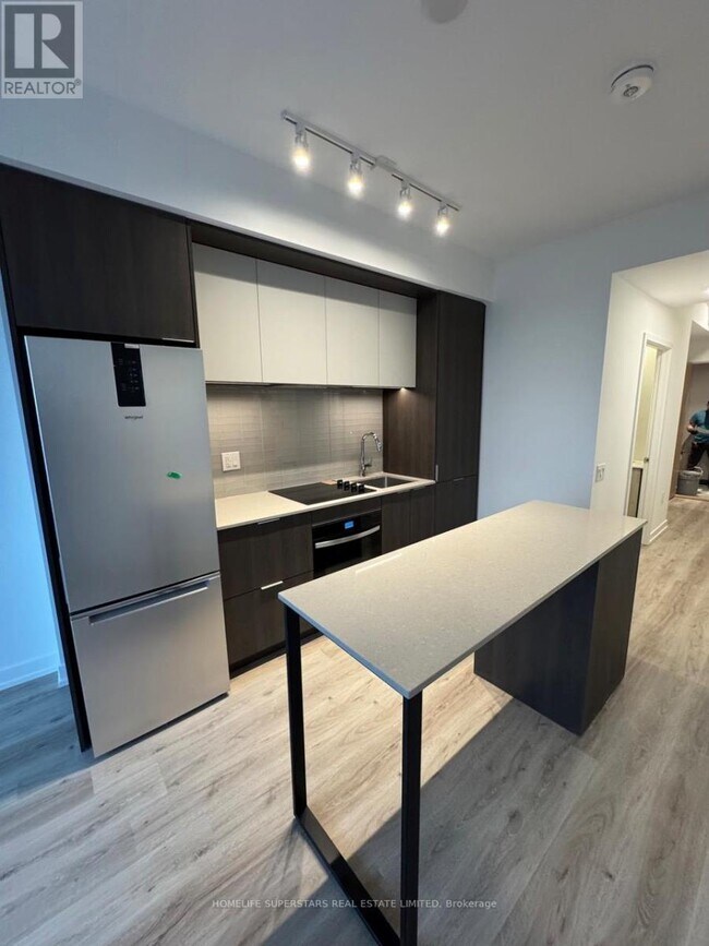 Photo du bâtiment - 395 Square One Dr