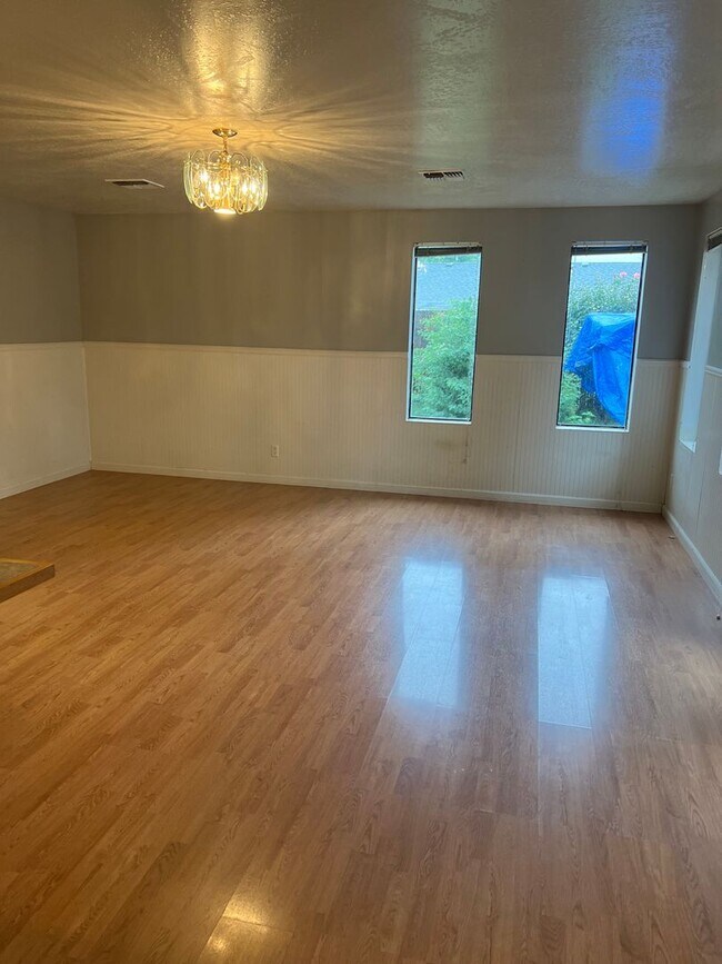 Building Photo - 3BED 2BATH - GARAGE, LAUNDRY & BEAUTIFUL YARD