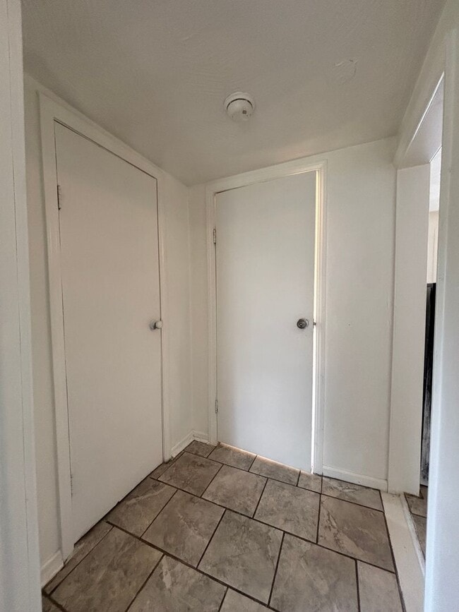 Building Photo - Rent this 2 Bedroom 1 Bath available now!