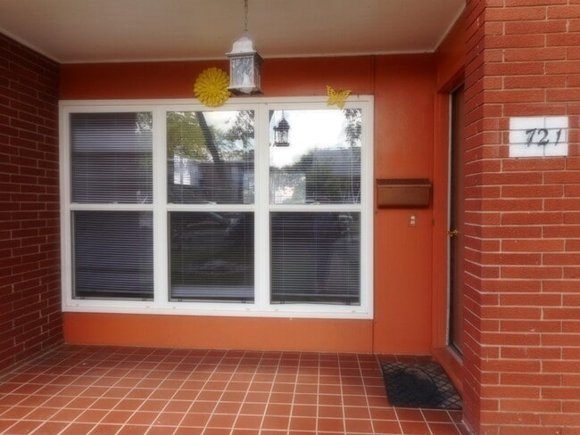 Building Photo - 721 Lewis St