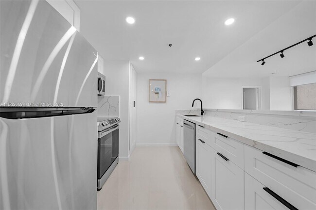 Building Photo - 7601 E Treasure Dr