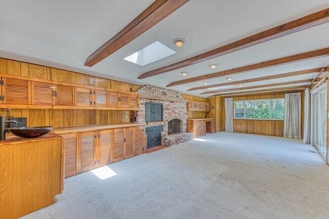 Foto del edificio - 1095 Laurel Ln