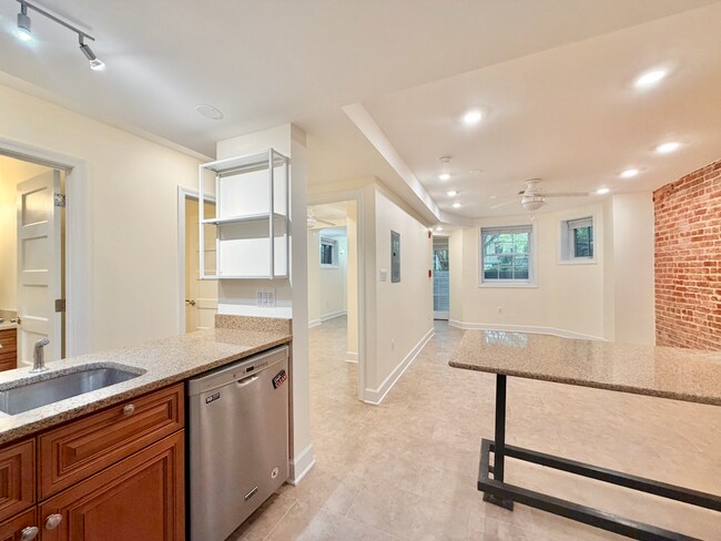 Foto del edificio - 1833 Lamont St NW
