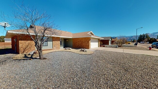 Building Photo - 3-Bed / 2-Bath - Less than 10 minutes from Holloman AFB!